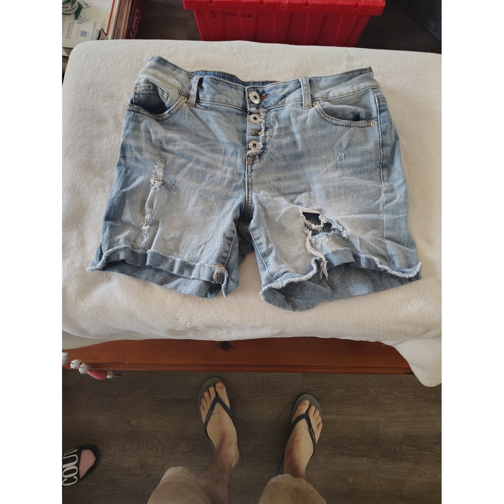 Maurices Distressed Denim Shorts Light Wash Button Fly Frayed Hem Size 5/6